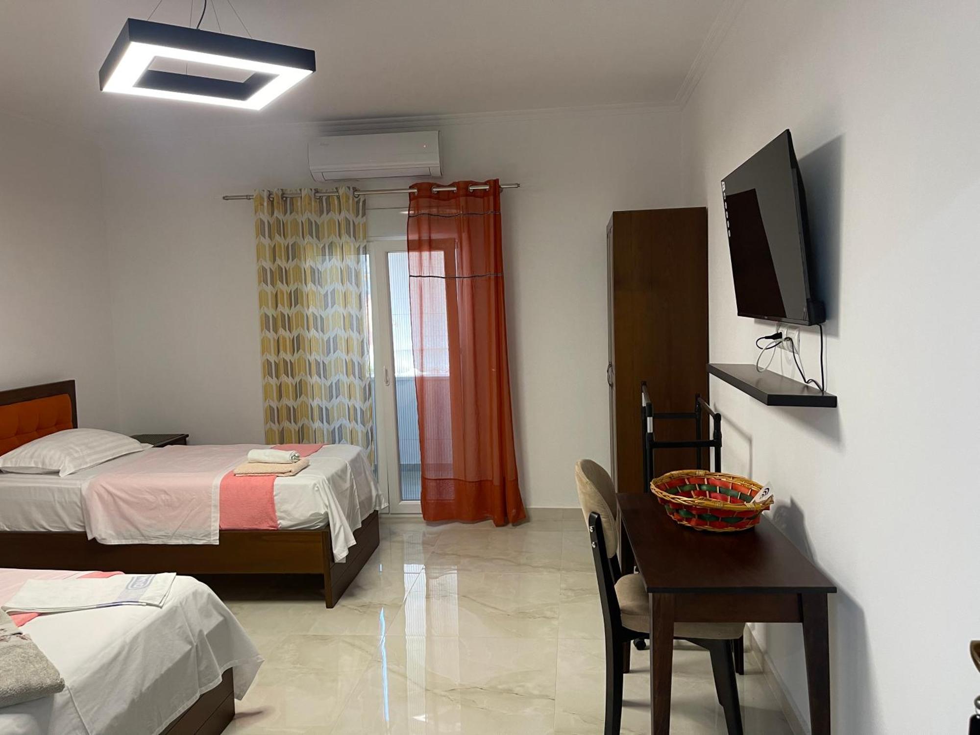 Hotel Vila C Plus Plus Берат Екстериор снимка
