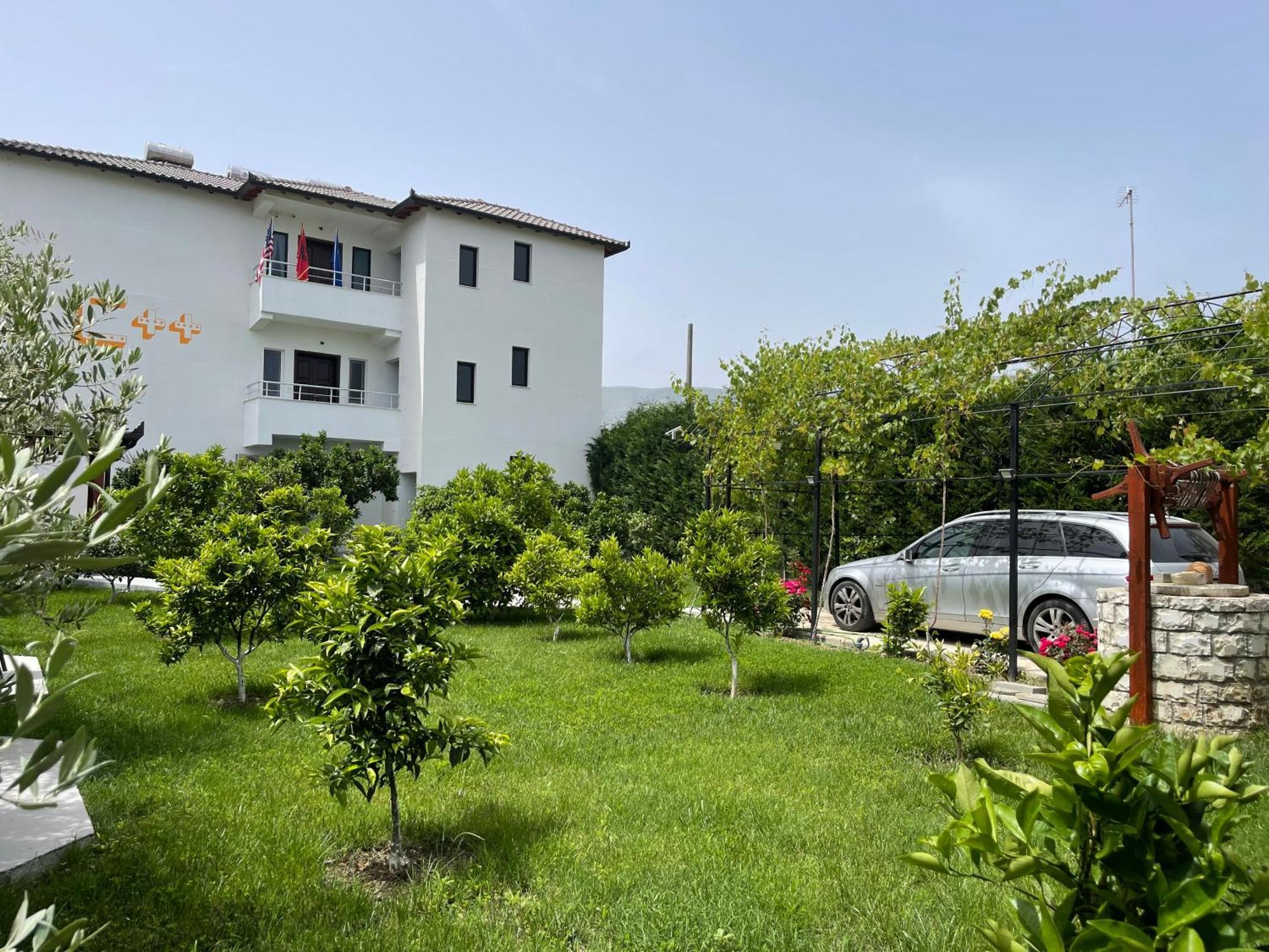 Hotel Vila C Plus Plus Берат Екстериор снимка