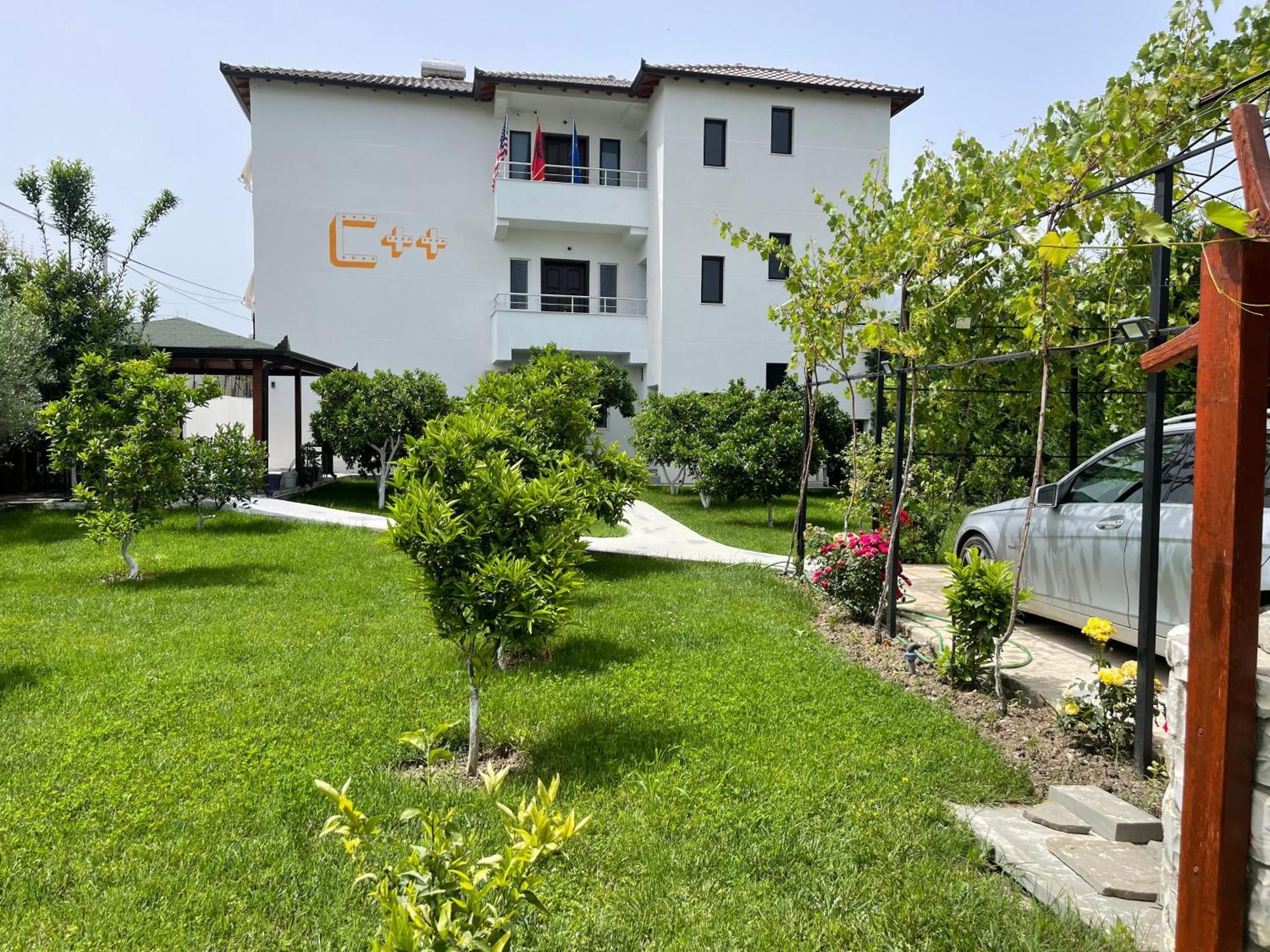 Hotel Vila C Plus Plus Берат Екстериор снимка