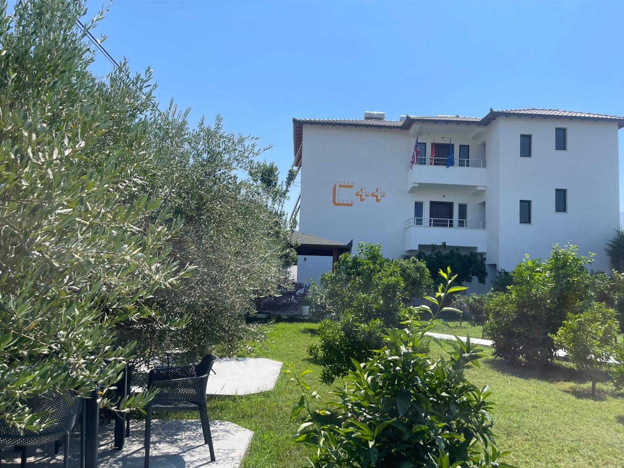 Hotel Vila C Plus Plus Берат Екстериор снимка